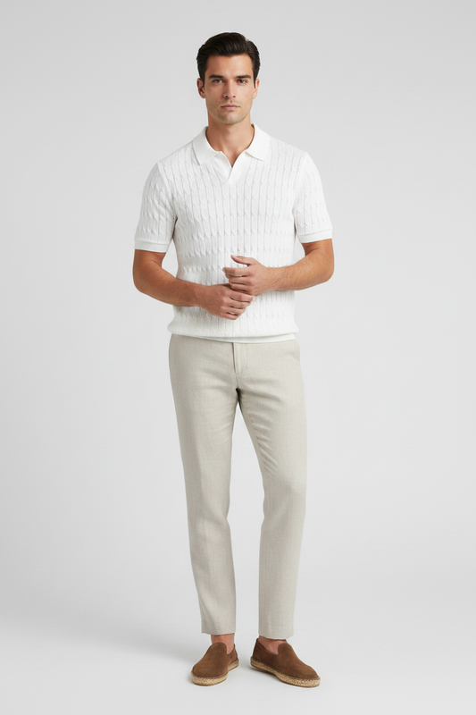Modelo elegante polo blanco